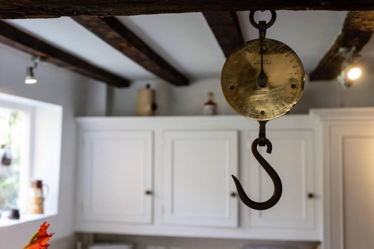 Pass The Keys Magical Period House In The Heart Of Лудлоу Экстерьер фото